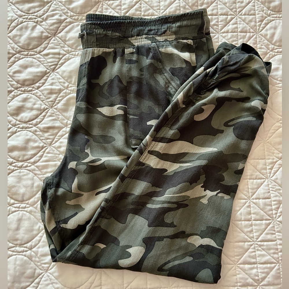 Rock and Republic camo drawstring joggers